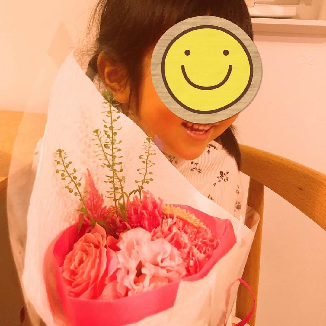 村井美樹さんのインスタグラム写真 - (村井美樹Instagram)「「ママ、お誕生日おめでとう！」 パパと選んでくれたお花やカード。  娘にお祝いしてもらえるようになったんだなぁ、とじーんとしました。  ここまで生きてこられたことに感謝です🙏✨ 娘のためにも元気でいなきゃ。  あともっと色んなこと、ちゃんとしよう…！💪  #誕生日　#イイイロの日 #何歳になったかは忘れた　🤣🤣🤣」11月16日 22時39分 - miki_murai_