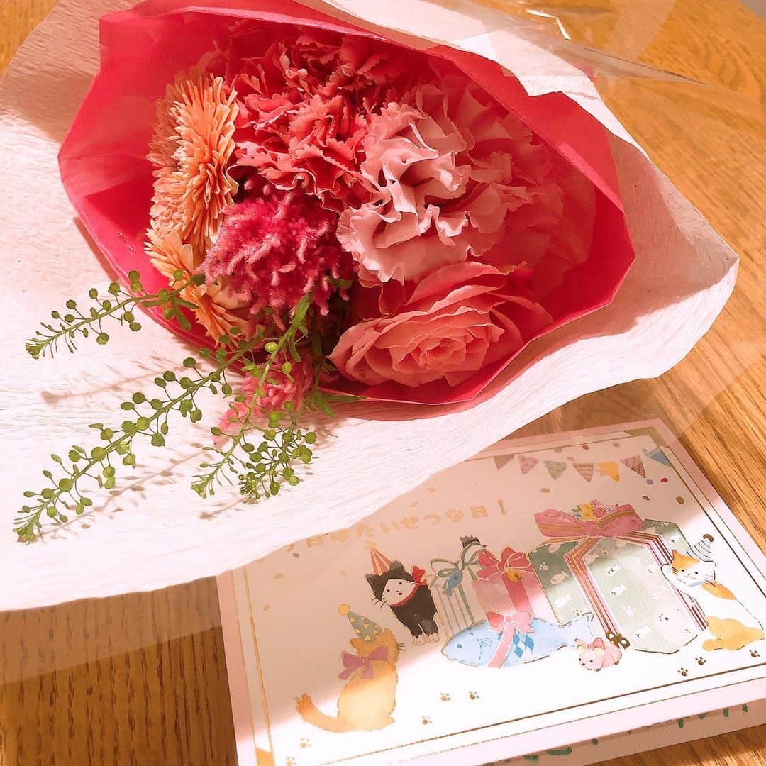 村井美樹さんのインスタグラム写真 - (村井美樹Instagram)「「ママ、お誕生日おめでとう！」 パパと選んでくれたお花やカード。  娘にお祝いしてもらえるようになったんだなぁ、とじーんとしました。  ここまで生きてこられたことに感謝です🙏✨ 娘のためにも元気でいなきゃ。  あともっと色んなこと、ちゃんとしよう…！💪  #誕生日　#イイイロの日 #何歳になったかは忘れた　🤣🤣🤣」11月16日 22時39分 - miki_murai_