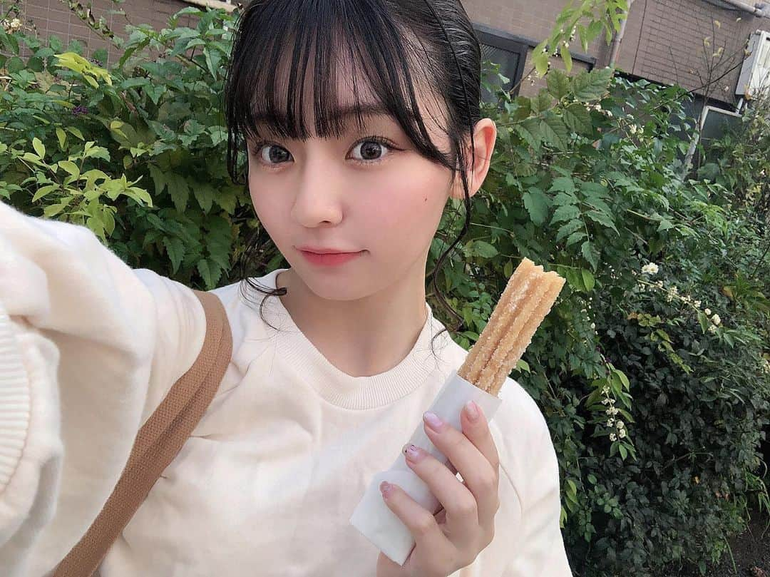 尾野寺みささんのインスタグラム写真 - (尾野寺みさInstagram)「⁡ ⁡ ⁡ ⁡ 授業終わりの寄り道♡ ⁡ 可愛らしい感じのカフェあったからまた行きたいなぁ ⁡ ⁡ #チュロス #チュリトス #シュガー #甘党 #デザート #ご褒美 #帰り道 #寄り道 #大学生 #大学生コーデ #毎日メイク #ナチュラルメイク #学校メイク #まとめ髪 #お団子 #ロングヘア  #簡単ヘアアレンジ #通学コーデ #放課後 #トートバッグ」11月16日 22時44分 - misa_onodera