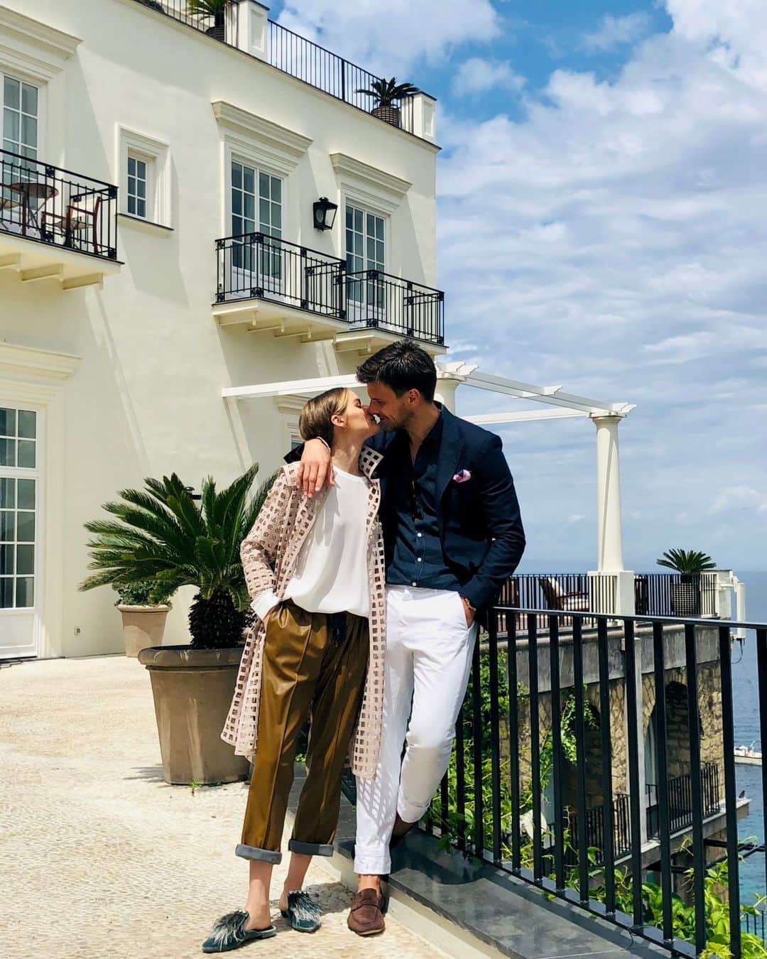 オリヴィア・パレルモのインスタグラム：「Celebrated our 14 year anniversary yesterday 💗💗 I have the best husband 💁‍♀️」