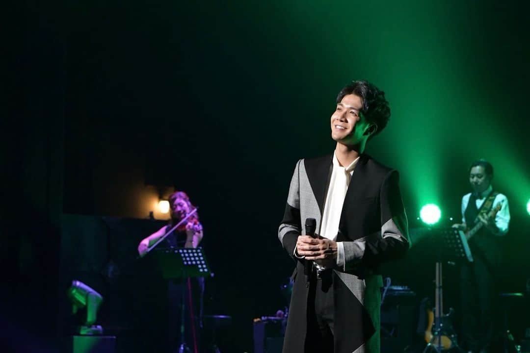 中澤卓也さんのインスタグラム写真 - (中澤卓也Instagram)「中澤卓也コンサートツアー「約束」ツアーファイナルの白原写真館📸✨ 今回も良い写真だらけ、そして楽しさが蘇ってくるなぁ🤤 コンサート配信アーカイブは11/19(金)まで観れますよ〜🙆‍♂️  #コンサートツアー #ツアーファイナル #きゅりあん大ホール #写真で振り返ろう #白原写真館 #配信アーカイブ #約束 #中澤卓也」11月16日 23時10分 - takuya_nakazawa.118