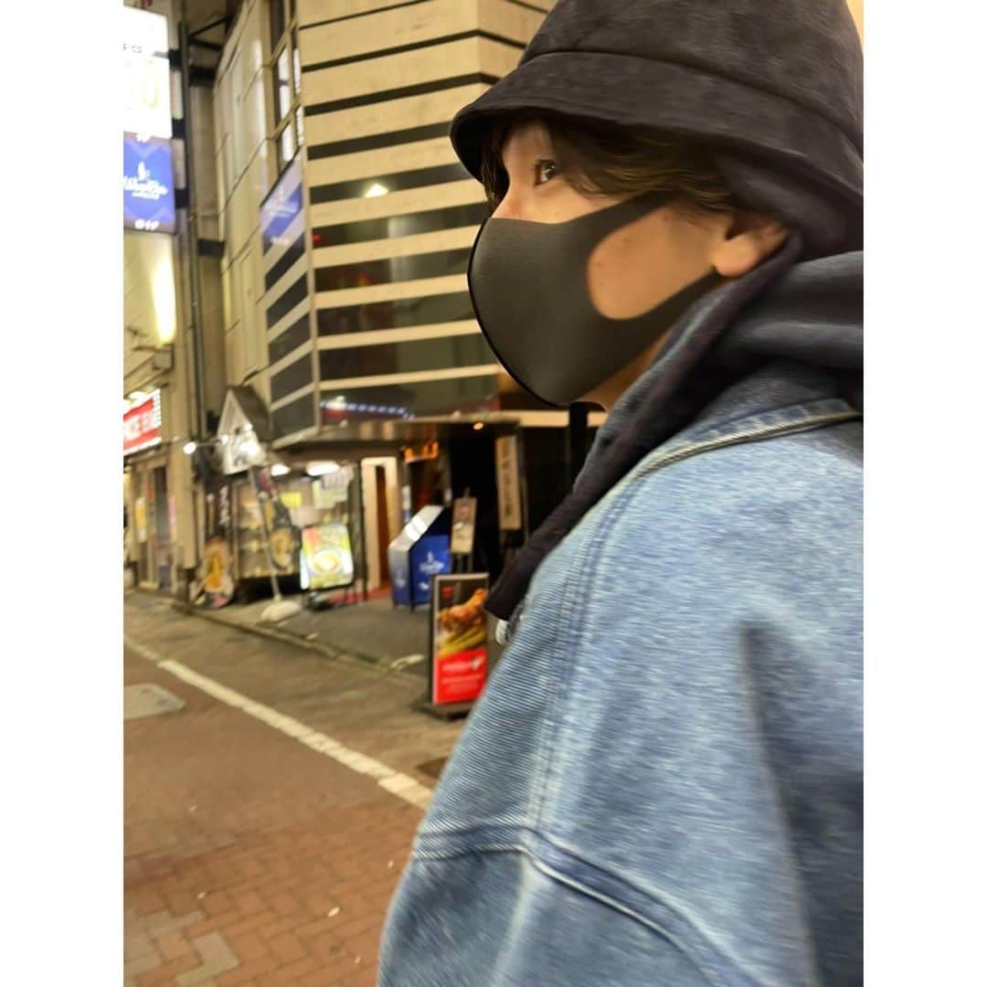 椎木知仁のインスタグラム：「最近全てが乾き切るくらい乾燥していませんか？明日からフラッシュホームランツアーです。全箇所完売御礼。闇に切り込みたい、って凄い変な言葉ですけど、そんな気持ちです。たくさん光ります！」