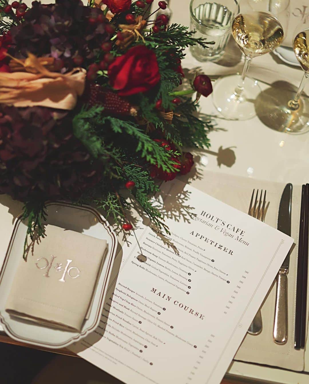Elva Niさんのインスタグラム写真 - (Elva NiInstagram)「If you are looking for a vegetarian/vegan friendly restaurant for X’mas dinner. @holtscafehk is a perfect option for you! They have a whole vegan/vegetarian menu and it’s so delicious! 😋 #burratacheese  #blacktruffledevilegg #blacktrufflechesnutsoup  #omnibolognese @rosewoodhongkong @holtscafehk #RWJourneys #RosewoodChristmas #ASenseofTaste」11月16日 23時31分 - misselvani