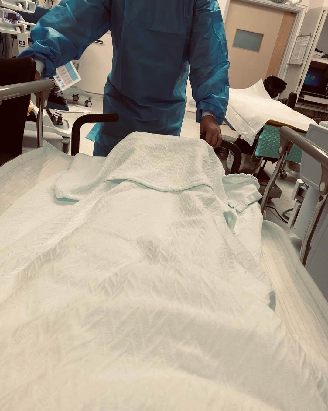 ビビアン・スーさんのインスタグラム写真 - (ビビアン・スーInstagram)「只是想紀錄我勇敢的一天🖤  謝謝我溫柔的醫生 Thank You so much Dr Chee 💜 Thank You so much Noel💜  #MountElizabeth #SG」11月17日 9時15分 - vivianhsu.ironv