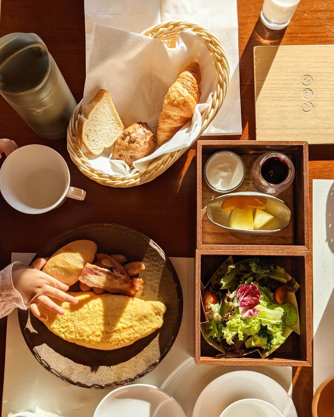 小野恵美のインスタグラム：「星のや軽井沢ステイ 感動の朝食🍽️☕🥐  朝日が差し込むお部屋でのんびりいただけます。 おいしかった〜😌❤️✨✨  娘も美味しそうなパンを待ちきれずハンドイン✋笑  #星のや #星のや軽井沢 #朝食 #モーニング #軽井沢 #軽井沢旅行 #karuizawa #洋朝食」
