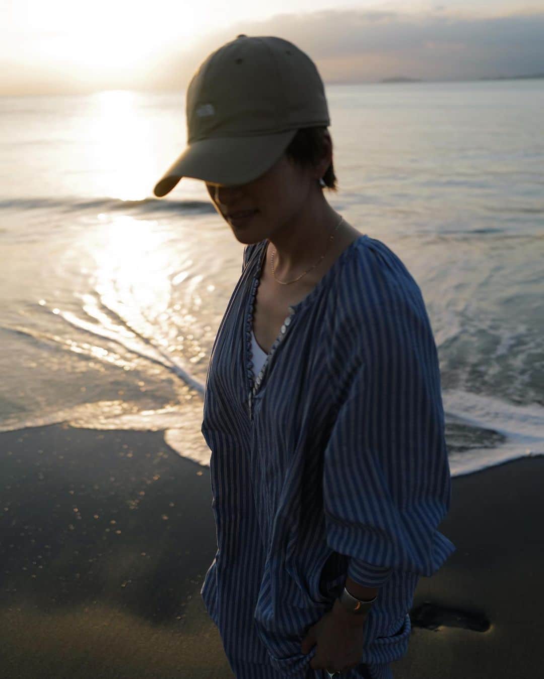 高山都さんのインスタグラム写真 - (高山都Instagram)「日が沈むまで、ぼーっと海岸にいた。 また海行きたいなー。 もう寒いだろうけど、それもよき。」11月17日 9時36分 - miyare38
