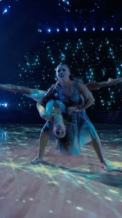 のインスタグラム：「.  JoJo. Grandma Joanie. DWTS. The judges. The fans!! Production. The crew. Hair and makeup. Wardrobe. Lighting. Travis on the vocals. THANK YOU for making this a dream come true last night. My heart and soul are filled to the brim with gratitude!!!!  @itsjojosiwa @dancingabc @mabardi @luamky @danielagschwendtner @terimakeup @makeup.heartist @travisgarland @carrieanninaba @derekhough @brunotonioliofficial」