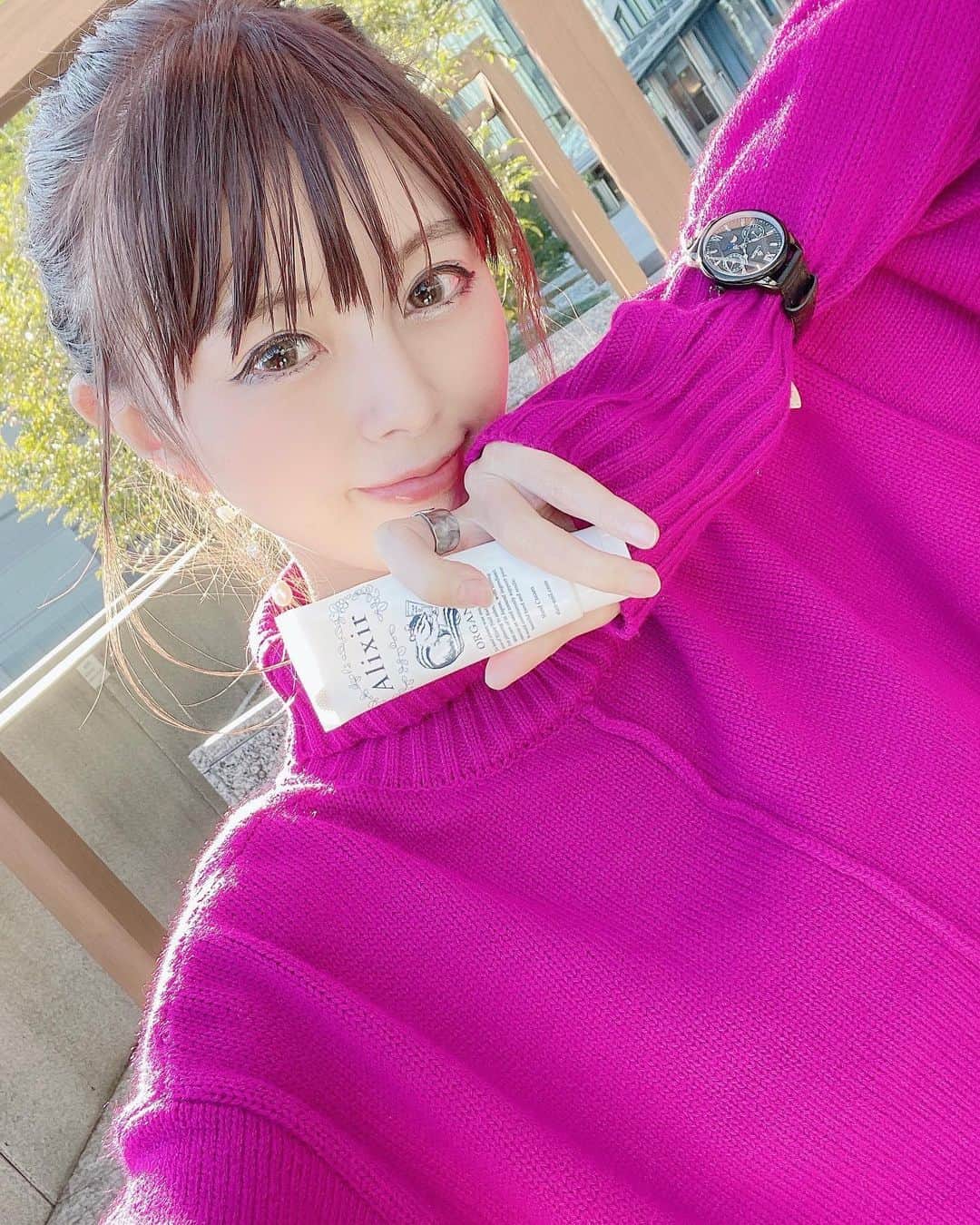 satomiさんのインスタグラム写真 - (satomiInstagram)「💅✋ ・ この時期気づくと手に切り傷がいっぱいできてます✋ 最近はネイルサロンから生まれたアリクサー(@elixirnail）のクリームとオイル使ってるよ😊💕 ・ ベタつかないのにしっかり保湿して くれるからいつでもしっとりな手に なって謎の傷が無くなりました💕 ・ そしてこのネイルオイルは凄くオススメ！爪が割れたり二枚爪にならなくなって嬉しい！爪も乾燥対策大事🌟 ・ 持ち運びにも便利なサイズも嬉しい☺️そろそろネイルもしたいな💅 ・ 時計は今日のコーデに合わせてブラック💕これからafternoon tea🫖 ・ ✼••┈┈┈┈┈••✼ ⌚️時計→（@loborjapan） クーポンコード【saatojzc4】 ご使用で10%OFFになります。 (本日より1年間有効) ・ ✼••┈┈┈┈┈••✼ ・  pr @elixirnail #ElixirNail  #ネイルオイル  #ハンドクリーム  #ハンドケア  #Alixir #lobor  #ロバー  #腕時計  #時計  #ギフト  #ペアウォッチ」11月17日 10時18分 - saatoomii47