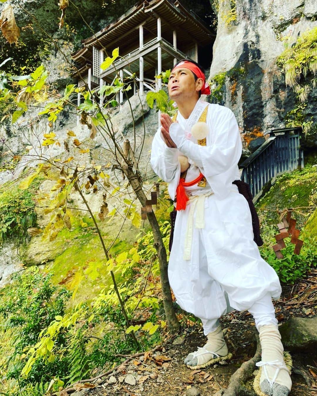 ココリコさんのインスタグラム写真 - (ココリコInstagram)「この度、遠藤さんが鳥取県三朝温泉観光大使に任命されました🤩✨✨✨ 三朝町の魅力をたくさんPRしていきたいと思いますので、皆さま三朝町に注目お願い致します😳❣️  そして、三徳山三佛寺投入堂まで行かせて頂きました！その様子は遠藤さんのYouTubeチャンネル『ココリコ遠藤のヘンなカタチ』にて配信予定ですので、そちらもお見逃しなく🧐✨✨  #ココリコ#遠藤章造#三朝町#三徳山#三徳山投入堂#観光大使#三朝温泉#」11月17日 10時29分 - cocorico_staff