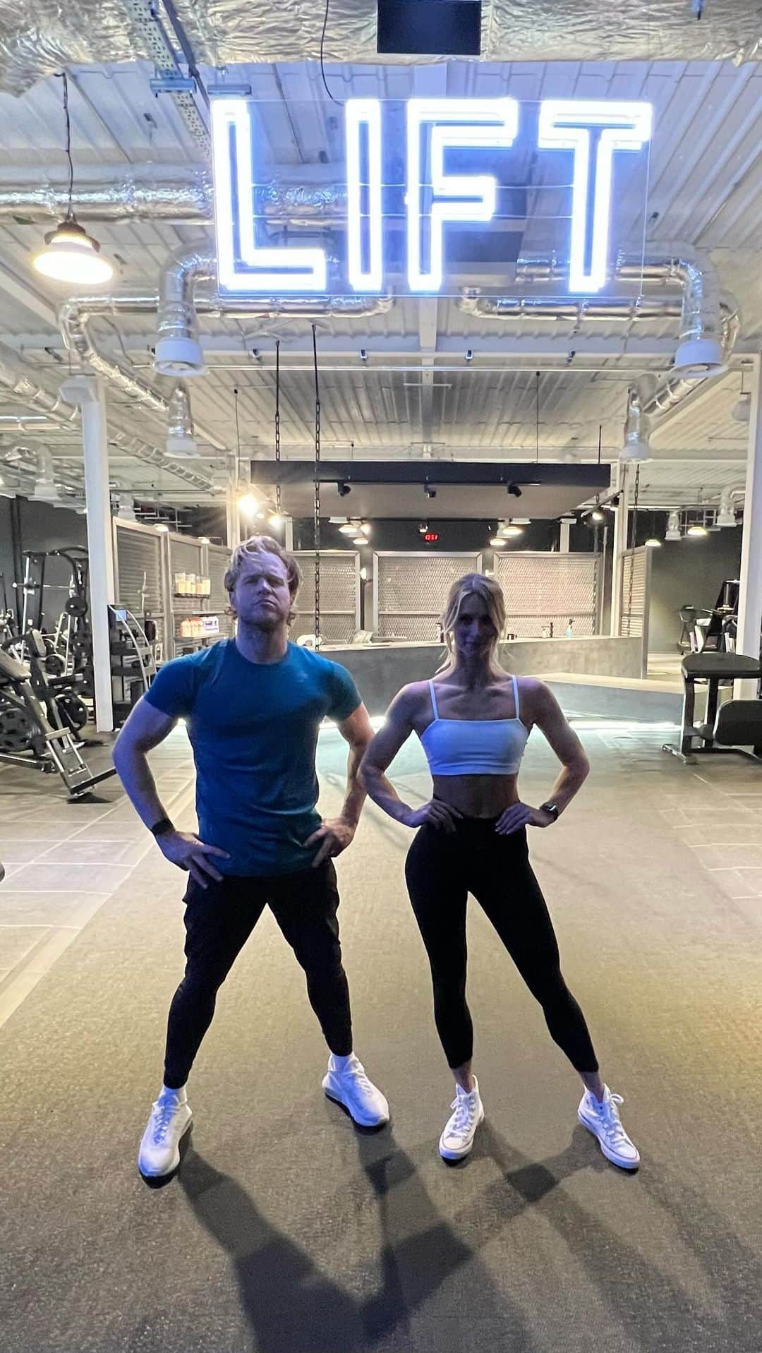 オリー・マーズのインスタグラム：「Train together, stay together 👌🏻💪🏻💥 @gymshark」