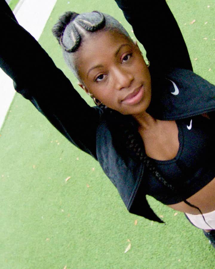 NikeNYCのインスタグラム：「“I ran my fastest 5k through a blizzard in Bed-Stuy. I remember finishing that run and thinking to myself, I’m a real runner now.” 🏃🏿‍♀️- @kingcourtnie  What began as a pandemic activity has become a way for Courtnie to connect with family, explore her city, and become a better vocalist.  Read Courtnie’s story at Studio:NYC to learn about how her running journey has surprised her.」