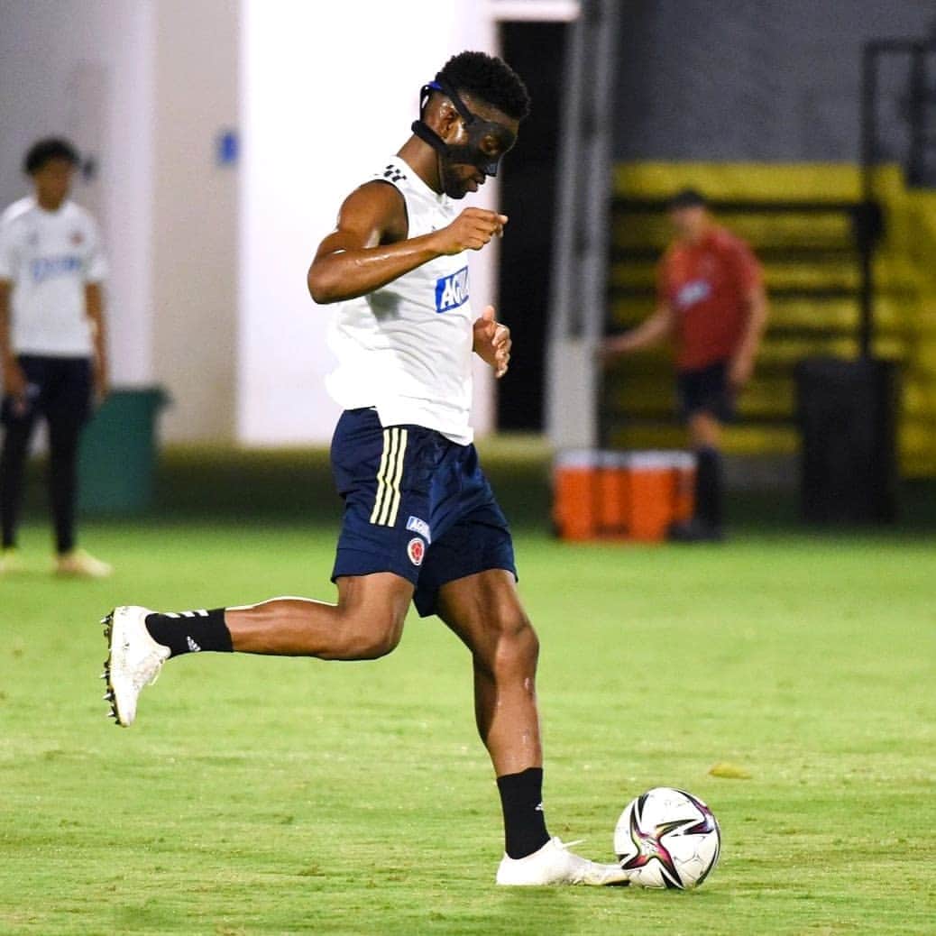 ジェファーソン・レルマのインスタグラム：「Todos unidos, lo conseguiremos. Vamos que vamos 💪🏿💪🏿💪🏿🇨🇴」