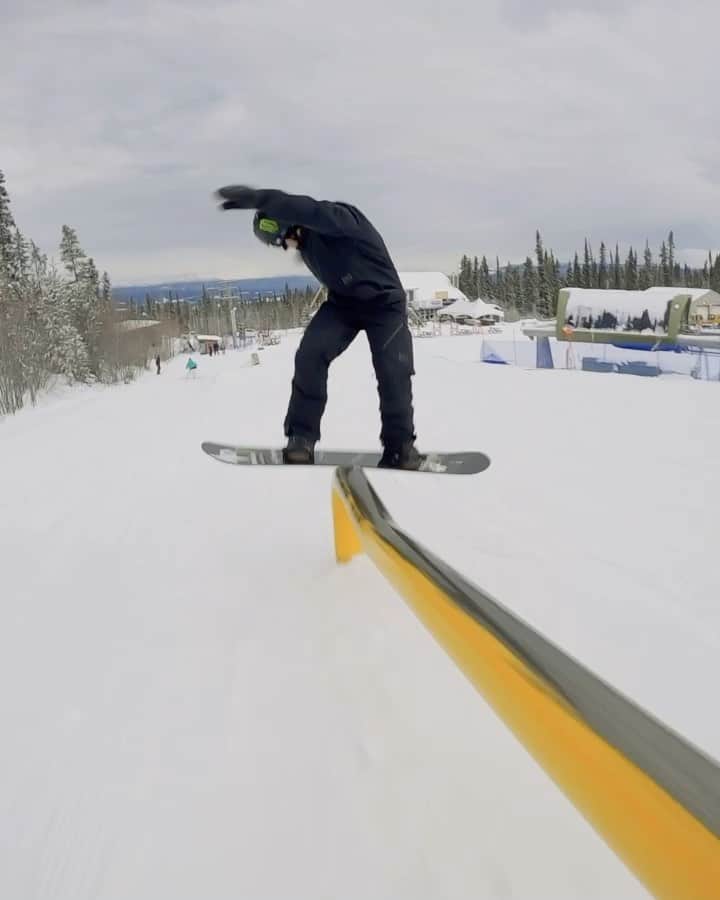 のインスタグラム：「On my way to the Yukon tomorrow to snowboard!!! 😃 Can’t wait to try out my new gear for the season!  video: @jf_houle」