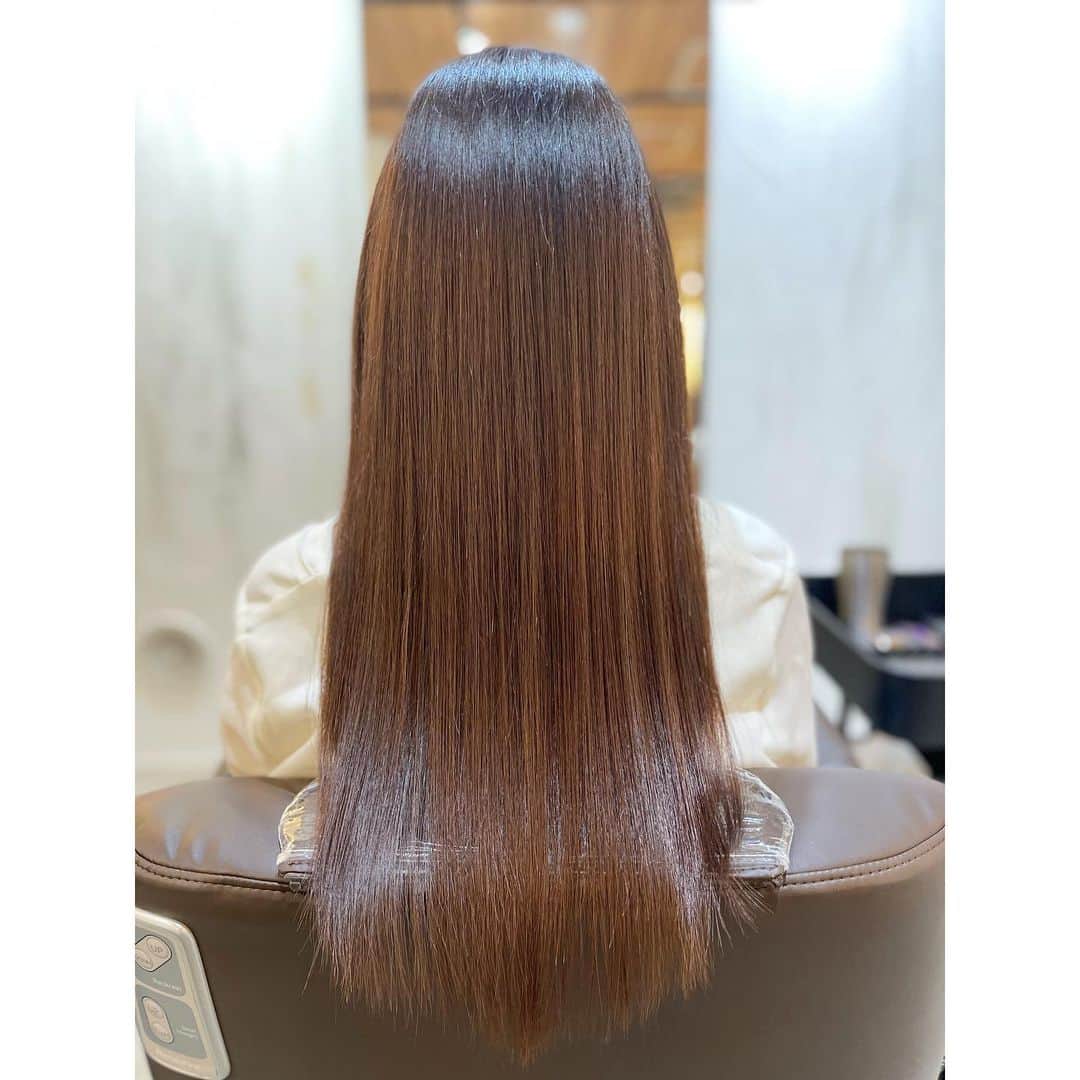 柴本愛沙さんのインスタグラム写真 - (柴本愛沙Instagram)「このサロンの壁が可愛かった🎈  約3時間かけて、じっくり丁寧に @altema.tokyo で髪のエイジングケアを。  髪診断士によるカウンセリングだけで1時間くらい。 よーーく髪と頭皮の状態をみてもらい、 サロンケアでもホームケアでも何が1番合っているのか 何がダメなのかなど教えていただきました。 もう、これだけでも十分ってくらい 充実なカウンセリング内容で。 思わずスマホにメモメモ📝しちゃいました。  その後は、髪質改善と頭皮環境改善のための オーダーメイドトリートメント。 初めて頭皮の角質をとってもらったり、 コラーゲンを浸透させたり、何もかもが 体験したことのないようなものばかり。 ヘッドスパも気持ちよかったー✨ 白髪が黒髪に戻った人もいるみたい！ サラサラ髪になって、気分良いです♡  #altema #髪質改善 #日本橋美容室 #髪質改善東京 #頭皮環境改善 #ヘッドスパ #頭皮改善 #頭皮改善ヘッドスパ #ヘアケア東京 #インスタ大学 #サラサラ髪 #髪のエイジングケア #白髪改善 #オーダーメイドトリートメント #ヘアサイエンス #日本橋サロン #完全個室美容室」11月17日 20時04分 - aisa_shibamoto