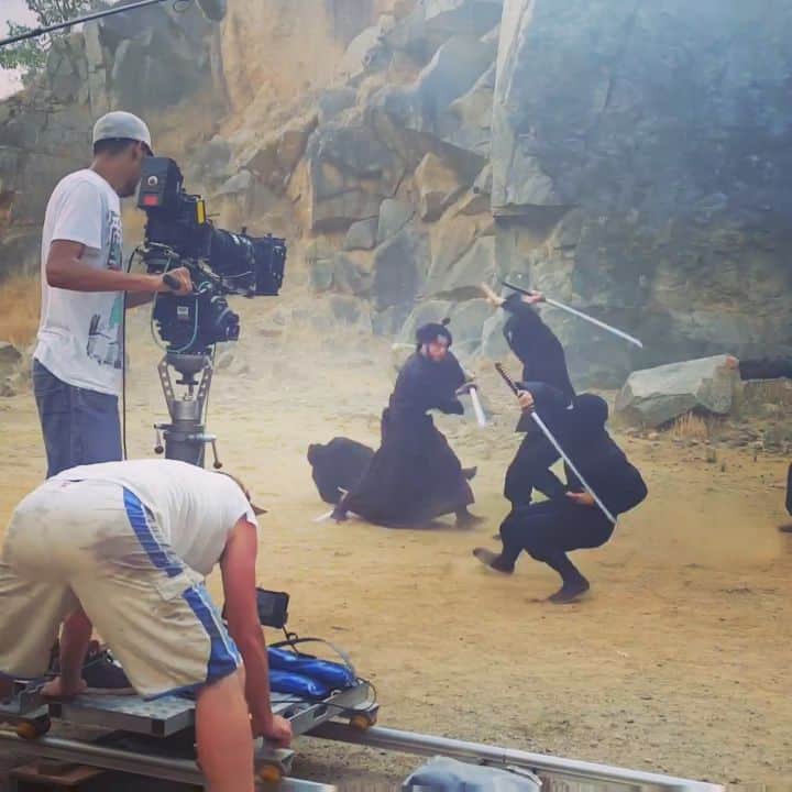 マサ・ヤマグチのインスタグラム：「Old fashion Texas switch.  Had so much fun choreographing and performing in this one.   @topknotdetective  With @teamyasaction  #tbt #fightchoreography #samurai #topknot #onset #filmmaking #texasswitch #camera #fight #actor #stunt #action #ninja」