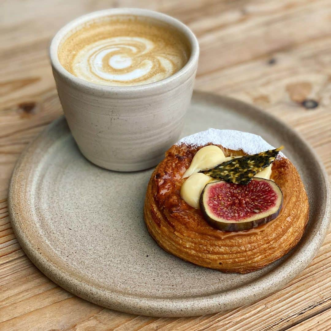 レイチェル・クーさんのインスタグラム写真 - (レイチェル・クーInstagram)「Which breakfast would you pick?  1️⃣ Fig, wild thyme and honey danish pastry from @layla_w10   2️⃣ Pastéi de nata from Lisboa patisserie (🔉for some ASMR crispy pastry sounds)  3️⃣ Chia coconut yogurt and raspberry pot in bed @thelostpoetportobello (gift)  👇 Let me know your choice below.  P.S. Save this post for your next trip to west London. . . . . . . . . . . . . . . #rknews #khootravels #rachelkhoo #laylabakerylondon #bakerylondon #londonbreakfasts #danishpastries #portugesecustardtart #chiayoghurt #asmrpastry #londonpastries」11月17日 19時02分 - rachelkhooks