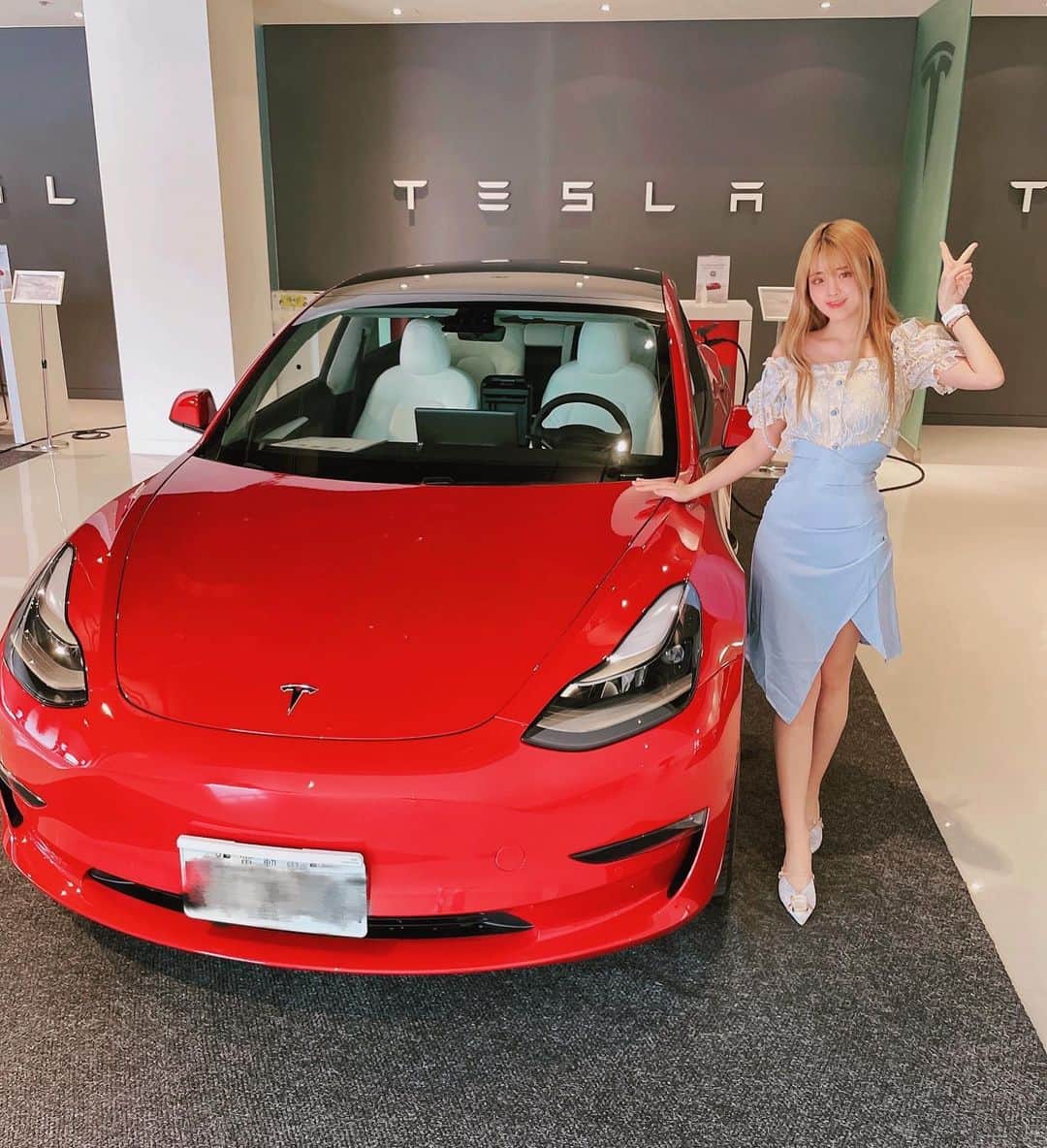 Jia Ju Jiangのインスタグラム：「人生第一台車💕Get 我終於可以真。開車了 買了最騷的紅色和白色內裝🤪 交車前很害怕大家傳聞中的特斯拉公差、掉漆之類的 但幸好今天去驗收都沒問題 看來神是眷顧老濕姬的😤 平常有在開福利車做善事積德  #tesla #model3 #特斯拉」