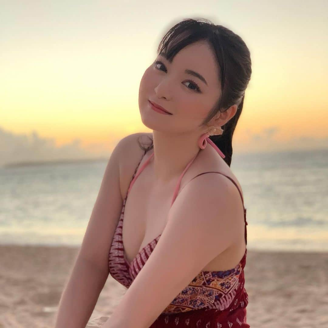 喜多川あゆのインスタグラム：「夕日ver.🌅 本当ほとんどインスタ動かせてないけどまた冬の楽しい写真もたくさん載せられると良いなぁ😆 #夕日 #海 #水着 #沖縄 #夕方の海 #瀬底島 #撮りためてた写真放出」