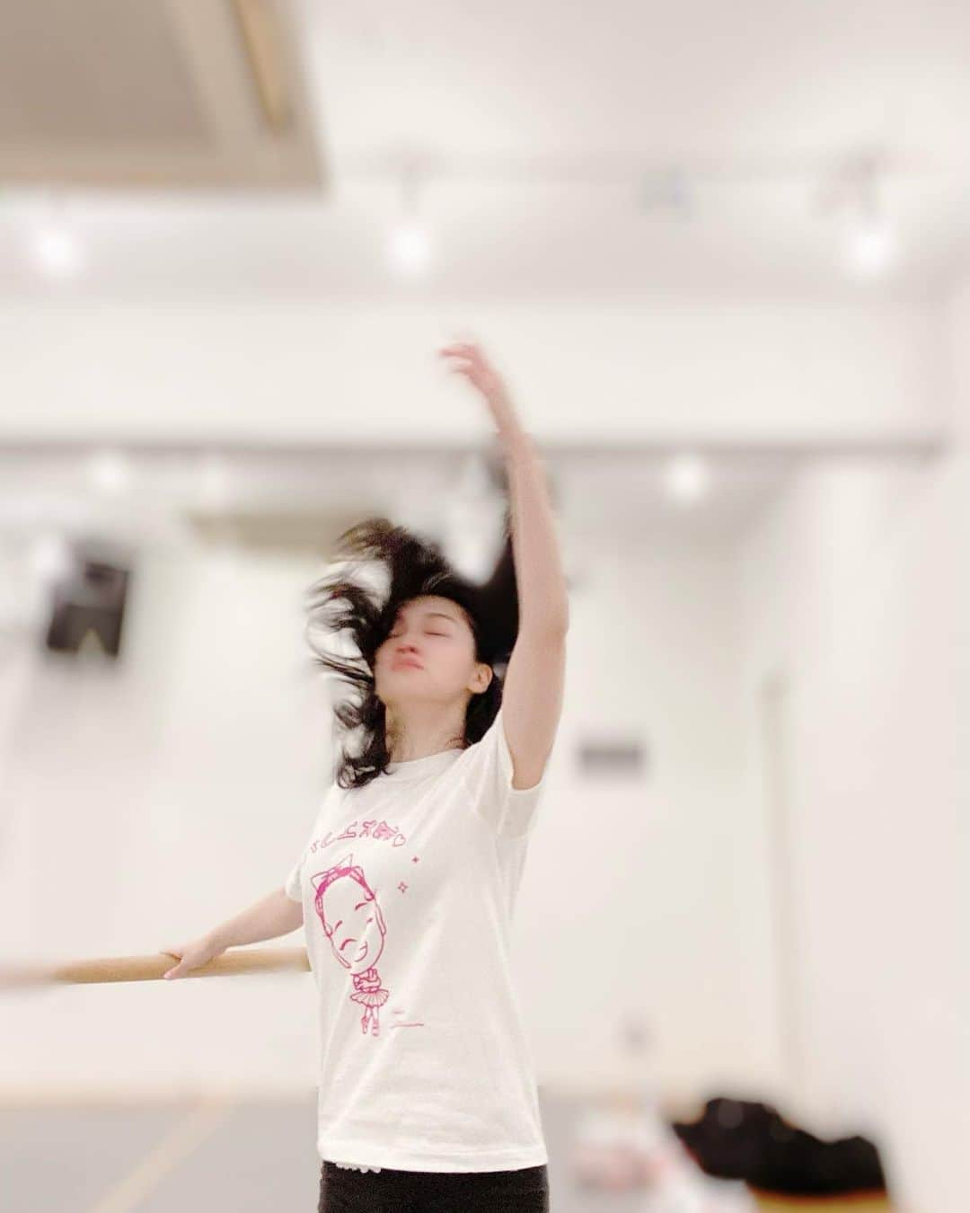 松浦景子さんのインスタグラム写真 - (松浦景子Instagram)「ヘアゴム忘れてそのままレッスンしました。  オシャレになりました。  舞台本番まで、ちょうど1ヶ月。  稽古をほぼ毎日してます。  踊り狂ってます。  ネタバレ厳禁なので 内容は今のところシークレットですが  梅棒といえば、皆さんの聴き馴染みのある 『J-POP✖︎演劇』  最初から最後まで全力で踊って 踊り“のみ”で物語を紡いでいくのですが  どのジャンルの踊りが登場するかは 劇場へ足を運んでいただいて要チェケラ  松浦景子史上過去最高に踊ってるので 稽古以外でもメンテナンスチェック、みたいなかんじでレッスンしたら  なんと  ヘアゴムを忘れていました。  おかげさまで  とってもおしゃれ！  結局カバンの下にあったんやけどね！！！  （いやあったんかい！）  雑魚ーーーーーーーーーーーー！！！！！！  🌍  さて  5枚目の写真  話は変わって  こないだ、韓国に帰国しました！  嘘です。  ガチ韓国コルギにお世話になりました。  新大久保？歌舞伎町？あたりのお店。  すっぴん赤ちゃんすぎ。ばぶ。  効果ありすぎました。  効果ありすぎてみんなに絶対教えたくない❤️  （教えたくないんかーい）  雑魚ーーーーーーーーーーーーーー！！！！  ということで  その、私が出演する舞台の告知を します！（しつこい）  なぜなら、人気公演すぎて 完売日が続々と出ているからです😭❤️👏  ↓  梅棒 13th “RE”WORK「風桶」 2021年12月17日（金）～30日（木） 東京都 本多劇場  2022年1月7日（金）～10日（月・祝） 大阪府 COOL JAPAN PARK OSAKA TTホール  2022年1月20日（木）・21日（金） 愛知県 名古屋市芸術創造センター  作・総合演出：伊藤今人 振付・監修：梅棒 出演：梅澤裕介、鶴野輝一、遠山晶司、塩野拓矢、天野一輝、野田裕貴、多和田任益 / 渡辺みり愛、松浦司、まりゑ、松浦景子、YOU、正安寺悠造、長谷川敬タ、eat、Naoki、hirokoboogie、ひこひこ　  ーーーーーーーーーーーーーーーーー  #梅棒 #風桶 #本多劇場 #TTホール #東京公演 #大阪公演 #名古屋公演 #名古屋市芸術創造センター #伊藤今人  #梅澤裕介 #鶴野輝一 #遠山晶司  #塩野拓矢 #天野一輝 #野田裕貴 #多和田任益 #渡辺みり愛 #松浦司 #まりゑ #松浦景子 #YOU #正安寺悠造 #長谷川敬タ #eat #Naoki #hirokoboogie #ひこひこ  #バレエ大好き #吉本興業 #吉本新喜劇」11月17日 19時23分 - pinkpinks13