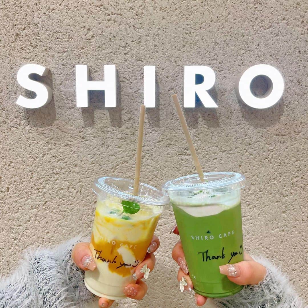 まゆぴちゅーさんのインスタグラム写真 - (まゆぴちゅーInstagram)「“SHIRO”のカフェがあるの知ってた？🐻‍❄️💓  自由が丘で人気の“SHIROカフェ”が渋谷にオープン してるって聞いて行ってきたのーーーっ♡♡！  渋谷ヒカリエの1F入り口入ってすぐにある “SHIRO”に併設してる、イートインもtakeoutも できるカフェだよっ\( ˆoˆ )/✨！  ここのカフェのドリンクは、  スペシャルティコーヒー専門店の カフェファソン( @cafefacon_nakameguro )さん 監修なのでドリンクへのこだわりが凄い😳✨  全て植物性(牛乳とか使わない！)で、 身体にも優しいし、味にも拘ってるから もうほんと美味しくて感動っっ🥺🤍✨  ●豆乳抹茶ラテ …日本3大銘茶の狭山茶の抹茶を贅沢に使用!!!  ●なつみみかんジンジャーソイグルト …甘さと爽やかさとまろやかさと旨みが最高!!!  ●アマゾンカカオラテ …本格的なカカオを使用していて香りがいい♡  こんな感じのこだわりぬいた飲み物たちと、 パッケージも可愛くて物撮り映えするスポットも あるしぜひお買い物ついでとかにも行ってみてね💋  買い物しなくてもカフェだけでも行けたよー♡！ (テイクアウトがメインだけど席も2席あるよ✩) . . . @cafefaconroasteratelier  #shiro #渋谷ヒカリエ #カフェファソン #SHIROCAFE #PR #渋谷カフェ #渋谷カフェ巡り #東京カフェ #東京カフェ巡り #インスタ映えドリンク #インスタ映えスポット」11月17日 19時36分 - mayu_03pichu