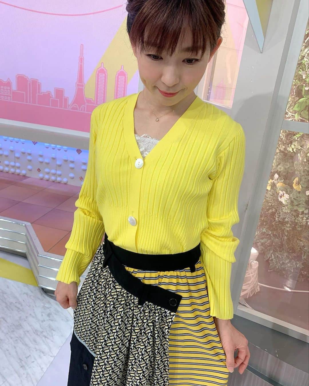 松尾由美子さんのインスタグラム写真 - (松尾由美子Instagram)「今日もありがとうございました😊 ドタバタしている時ほど 「ありがとう」「ごめんなさい」を忘れちゃいけないなと思います。 心の余裕だけは失いませんように。  番組では全身が5時台のお天気くらいしか映らないのですが、 実はスカートも素敵なデザインでした！ ウエスト部分が、 ちょっとずらしたような形でボタンで留めてあります✨  ニットカーディガン、スカート COOMB @coomb_official  イヤリング、ネックレス STAR JEWELRY @starjewelry_press  秋冬は色が暗めに なりがちなので。。 今日は明るい イエローのカーディガンで 鮮やかな印象に 顔まわりも明るく 見せてくれます。 スカートはインパクトのある デザイン トップスはシンプルな物を チョイスしてスカートを 主役にさせました。 #クーム#coomb  イヤリングは パールで上品に イヤリングは リバーシブルなので その日のスタイリングに 合わせて変えられます！ 胸元が少し寂しかったので ネックレスをつけて 華やかにしました。  #スーパーJチャンネル #Jチャンネル #松尾由美子 #松尾と服 #夕方のニュース #ありがとう #おつかれさま #ごめんね を忘れない。」11月17日 19時40分 - yumikomatsuo5