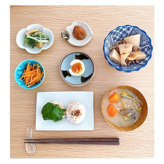 船曳ひろみさんのインスタグラム写真 - (船曳ひろみInstagram)「週末の朝昼兼用ごはん。 美味しいお塩を買ったから毎日 🍙作ってる #Piごはん🍴　#おうちごはん」11月17日 11時15分 - hiromi_funabiki