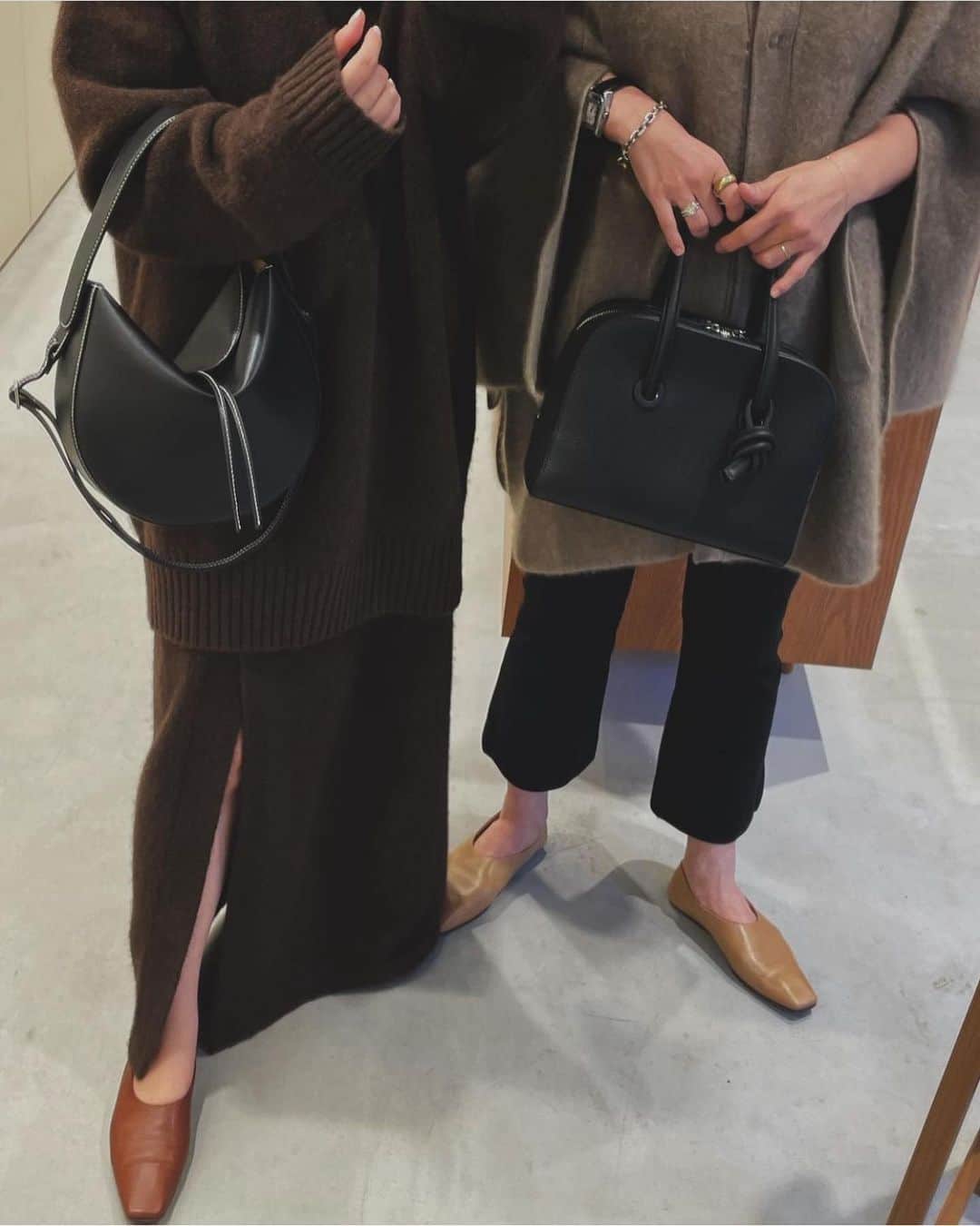 JUNNAのインスタグラム：「@vasic_japan   新たに加わったジュエリーライン モチーフのねじねじがかわいい...  @cadan___ が展示会で着けていた 小さなポシェットを @sonekana と色ち買い  写真10枚目は前回の色ち買い🤭  #vasic #only インスタの調子が悪くて再UP🙏💦」
