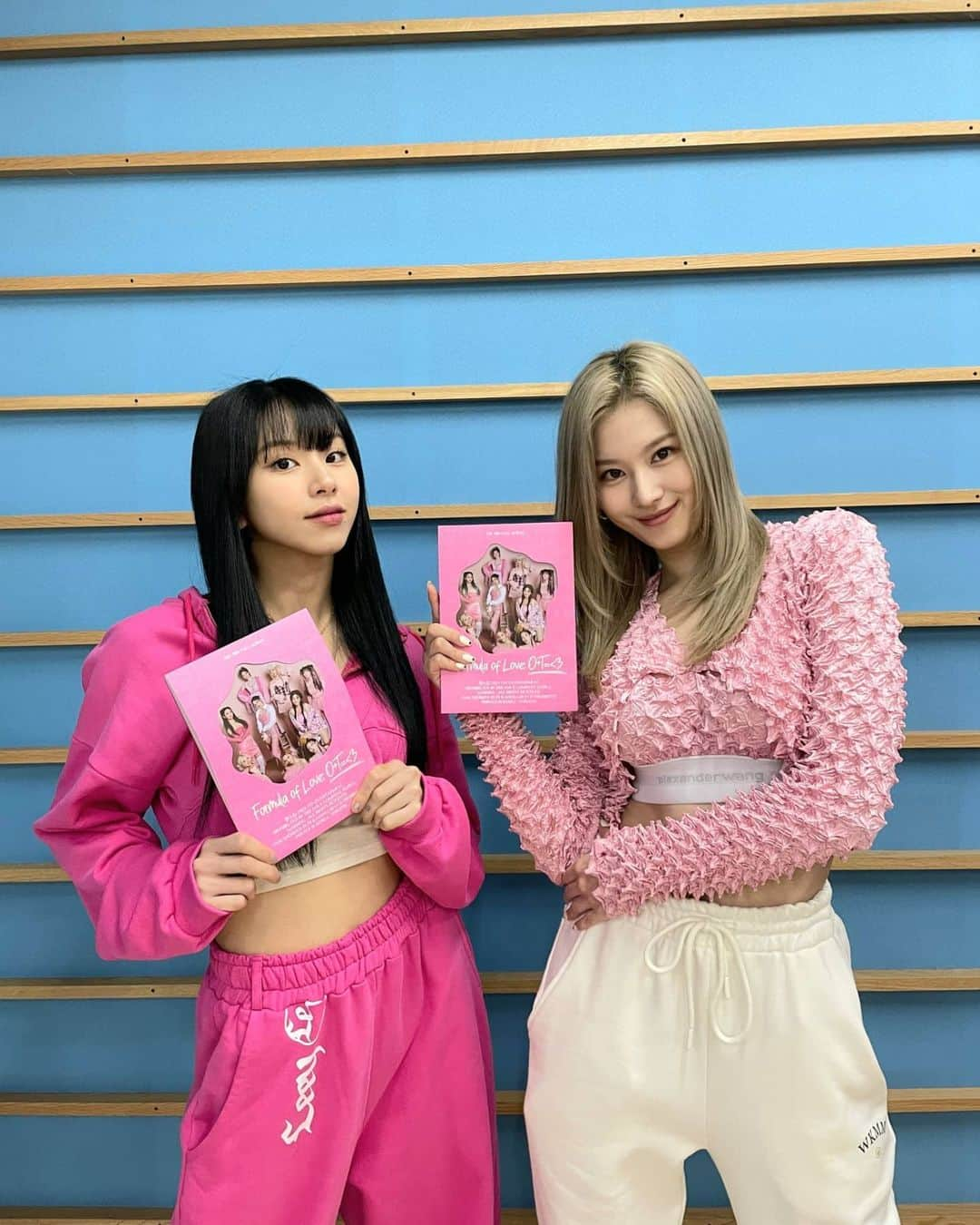 サナさんのインスタグラム写真 - (サナInstagram)「Are you studying about love with our new album 'Formula of Love' ? 🧪❤ Break it!🔨 ❤ The love will Explode💥❤ I'm Full of Love for you💞🥰  🧪Listen "Formula of Love: O+T=<3" HERE👇 TWICE.lnk.to/formula-of-love  #TWICE #트와이스 #LoveAintAScience #FormulaOfLove #SCIENTIST  ーーーーーーーーーー Follow > @sana.twice.kr < . @twicetagram #TWICE#트와이스#ONCE#Sana#사나 #Nayeon#나연#Jeongyeon#정연#Momo#모모#Jihyo#지효#Mina#미나#Dahyun#다현#Chaeyoung#채영#Tzuyu#쯔위」11月17日 11時18分 - sana.twice.kr