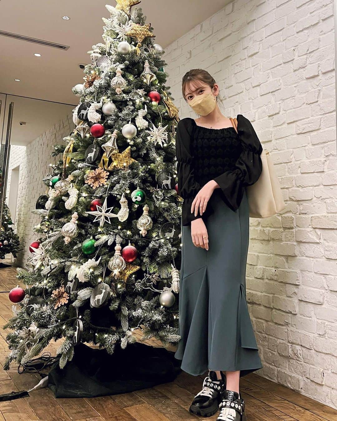 吉田朱里さんのインスタグラム写真 - (吉田朱里Instagram)「🎄🎄🎄 #snidel の #マーメイドスカート 可愛い🔹🔹🔹 #miumiu のスニーカーは 数年前のだよぉ📣 #骨格ストレート　#fashion #ootd #2021クリスマス #xmas」11月17日 11時29分 - _yoshida_akari