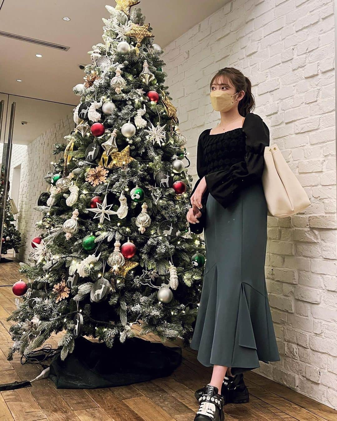 吉田朱里さんのインスタグラム写真 - (吉田朱里Instagram)「🎄🎄🎄 #snidel の #マーメイドスカート 可愛い🔹🔹🔹 #miumiu のスニーカーは 数年前のだよぉ📣 #骨格ストレート　#fashion #ootd #2021クリスマス #xmas」11月17日 11時29分 - _yoshida_akari