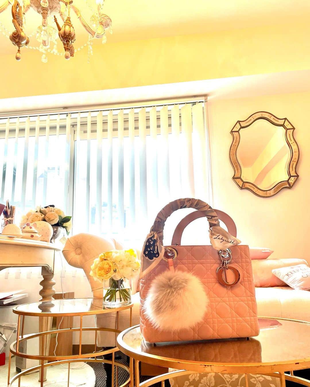 のインスタグラム：「Pom Pom afternoon 💐  Akurarobe fur Pom Pom 🎈  #akurarobe #akurarobefur#dior#missdior#afternoon」