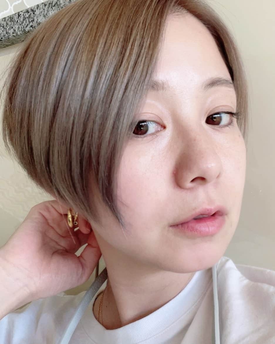 田中美保のインスタグラム：「髪の毛カラーカットしました♡✂︎  今回のオーダーは "カッコいいけど大人っぽさがでて、でもカジュアルすぎない髪型にしたい！！可愛いさはあまりいらない🙃"とお願いしました😂  カラーは明るくしたい！！と…  なので今回はブリーチしてもらいました♡ インナーカラーは暗めでコントラストが結構でる感じに…  そして中を短くしてもらったので ソフトな感じのツーブロックチックにしてもらいました♡ 襟足はさっぱりとカットしてもらい スッキリしましたよぉ😀  大満足の仕上がりに気分もルンルン😙です  いつもアバウトな要望を形にしてくれてありがとう😂 @mackydesu   #アトリエマキタ　#カラーカット #いつもありがとう　#大人カッコイイ」