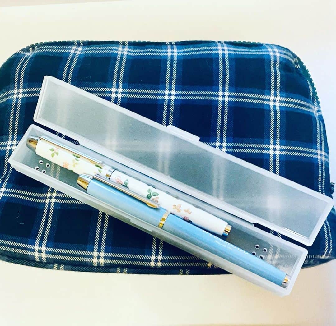 GLOWのインスタグラム：「無印良品の歯ブラシケースを筆箱にしているのですが、GLOW12月号通常版付録のウェッジウッドのボールペン＆万年筆がぴったりおさまりました👏 ブルーのボールペンとワイルドストロベリー柄の万年筆、書き味もよく、誌面では美文字練習帳もあります！ #雑誌グロー　#ウェッジウッド  #万年筆　#文房具　#ペンケース　編集h」