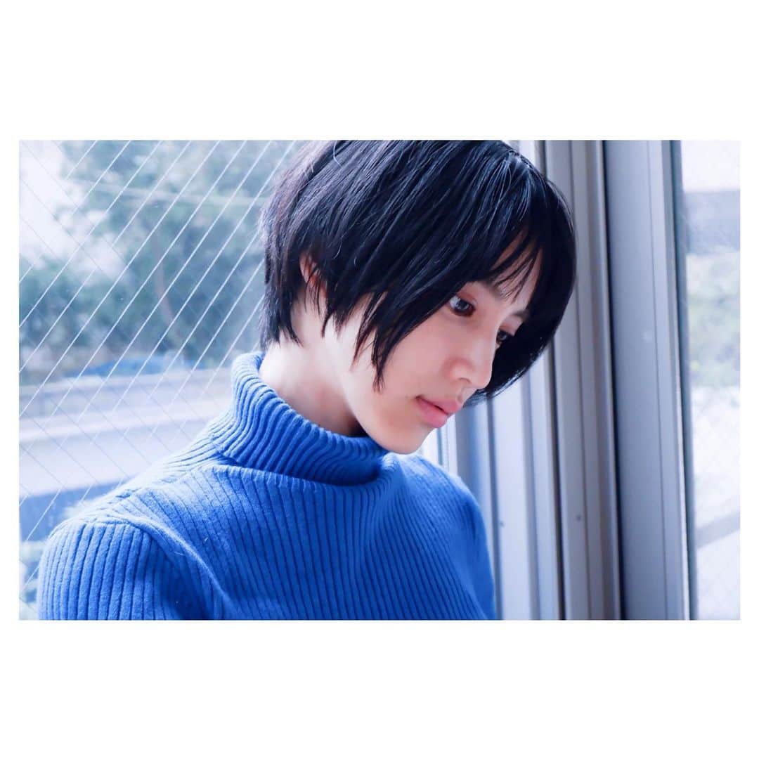 今泉マヤさんのインスタグラム写真 - (今泉マヤInstagram)「. 撮っていただきました！ 素敵な仕上がりでうれしい☺️ あらためて青は自分らしくて好きな色です💠 . #blue #photo」11月17日 13時31分 - maya.imaizumi
