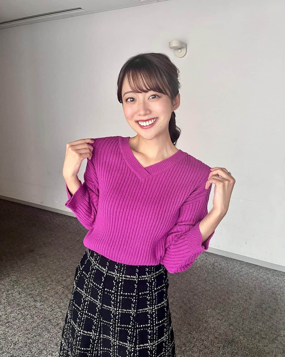 澤井志帆さんのインスタグラム写真 - (澤井志帆Instagram)「. 2021.11.17 ⁡ きょうの「まるごと」キラキラクッキングは、カラダを温めるスープレシピをご紹介します🍳🍴 パワーが出るような絶品スープを２品作りました！ 午後４時50分〜お楽しみに🤍 ⁡ また、キラキラクッキングYouTube、新しい動画がアップされましたのでそちらも要チェック✔︎✨ YouTubeでは「カレーレシピ」を紹介しています！ VTR中に永見アナの描いたカオナシの絵が出てきますが、インパクト大なのでぜひ見てください！笑 ⁡ -------------- \今日の衣装とヘアスタイル/ ぶどう色のニットに、ニット生地のスカート。 スカートのシルエットはややタイトめで、裾が少し広がっているのが大人っぽくて可愛いです♩ ⁡ ⁡ #DaiichiTV #アナウンサー #衣装#ヘアスタイル#ローポニー　 #まるごと #キラキラクッキング」11月17日 14時18分 - shiho_sawai