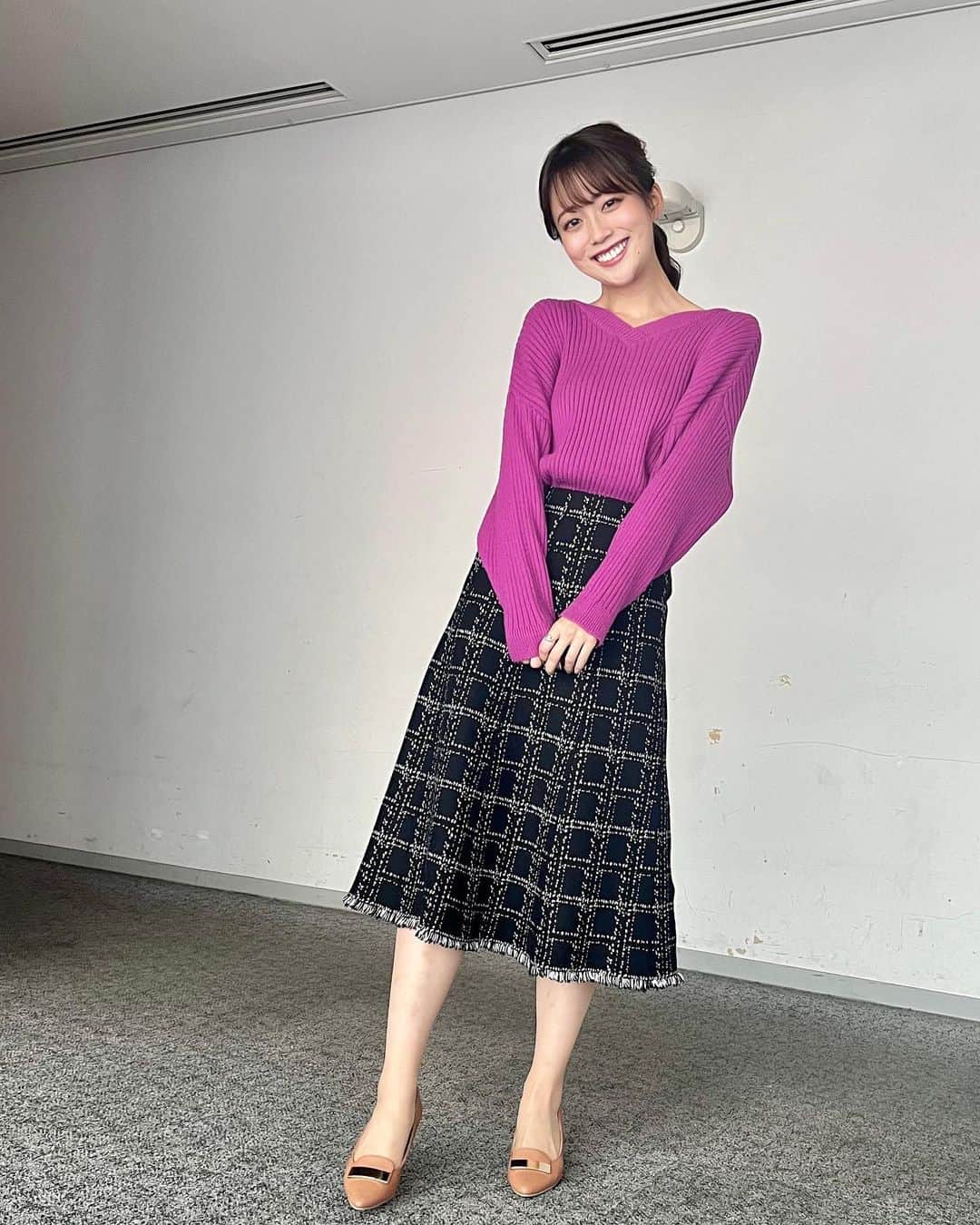 澤井志帆さんのインスタグラム写真 - (澤井志帆Instagram)「. 2021.11.17 ⁡ きょうの「まるごと」キラキラクッキングは、カラダを温めるスープレシピをご紹介します🍳🍴 パワーが出るような絶品スープを２品作りました！ 午後４時50分〜お楽しみに🤍 ⁡ また、キラキラクッキングYouTube、新しい動画がアップされましたのでそちらも要チェック✔︎✨ YouTubeでは「カレーレシピ」を紹介しています！ VTR中に永見アナの描いたカオナシの絵が出てきますが、インパクト大なのでぜひ見てください！笑 ⁡ -------------- \今日の衣装とヘアスタイル/ ぶどう色のニットに、ニット生地のスカート。 スカートのシルエットはややタイトめで、裾が少し広がっているのが大人っぽくて可愛いです♩ ⁡ ⁡ #DaiichiTV #アナウンサー #衣装#ヘアスタイル#ローポニー　 #まるごと #キラキラクッキング」11月17日 14時18分 - shiho_sawai