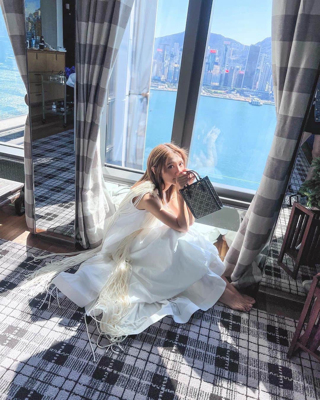 Elva Niのインスタグラム：「幸福有時會躲藏於一個微小的角落 有時又讓人不斷的追逐它的足跡 但它一直都在我們身邊 請感受那最不起眼 最真實的幸福  💫 #就好像背後被陽光包圍的感覺已經讓我覺得很幸福 #ToryBurchFW21 #ToryBurchBags #ToryBurchHK @toryburch @pipa.creative」