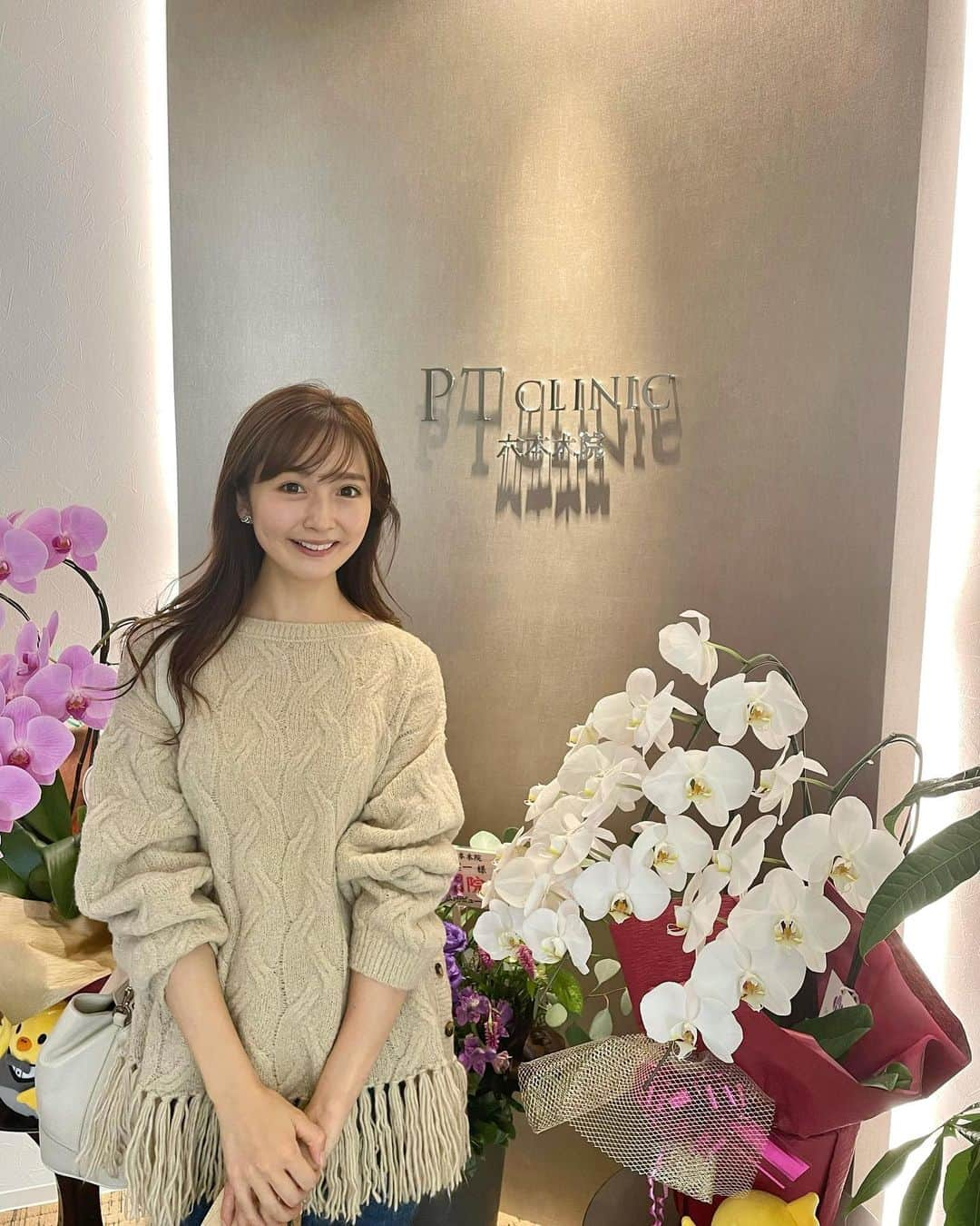 西村笑花さんのインスタグラム写真 - (西村笑花Instagram)「❤︎ ・ ・ @pt_clinic_roppongi クリニックに行かせていただいて 今日でちょうど1週間✨ ハイドラフェイシャル、水光注射、cicaパックを してきたよ❣️  水光注射は少しダウンタイムがあるけど 翌日からお化粧できます♡ 1週間経ったいまはお肌がプルプルつやつやです😍😍！ 1ヶ月くらいこのお肌が続くみたいなので 絶好調なお肌を楽しみたいとおもいます❣️ ・ 新しく出来たばかりのPTクリニックさん💐 清潔感のある素敵な空間で、六本木駅からすぐの場所✨ 親切な方ばかりな素敵なクリニックでした✨ また行きたいな☺️  #ptクリニック #ハイドラフェイシャル #水光注射 #美容皮膚科 #美容クリニック #六本木」11月17日 15時13分 - emika_nishimura