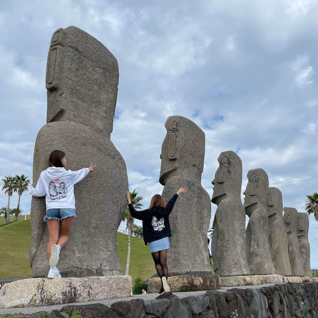 市原彩花さんのインスタグラム写真 - (市原彩花Instagram)「Moai statues in Japan🇯🇵  念願のモアイ🗿❤️❤️  日本で1番来たかった場所、宮崎県のサンメッセ日南🌞 いつかイースター島へ行ってモアイを見るのが夢な私にとって、日本でもモアイが見れて大感激🥺✨ ここのモアイは世界で唯一、イースター島から許可を得て復刻されたものなんだよ☺️ 園内は広くて景色も良くて、本当に気持ち良かった❣️  そしてここまでの道のりも海が見えたりヤシの木の道があったり…宮崎はドライブも楽しいしご飯も美味しくて最高だね😍❣️ しかも成田からLCCも飛んでて安い😳(満席でした✈️) なんで今まで来てなかったんだ私😩笑  また絶対来るね宮崎〜🌴 ストーリーもハイライトに残します🥳  #モアイ#モアイ像#moai#status#サンメッセ日南#宮崎#宮崎観光#miyazaki#九州#国内旅行#イースター島#easterisland#japanesegirls#japan#japantravel」11月17日 15時32分 - ayaka_ichihara