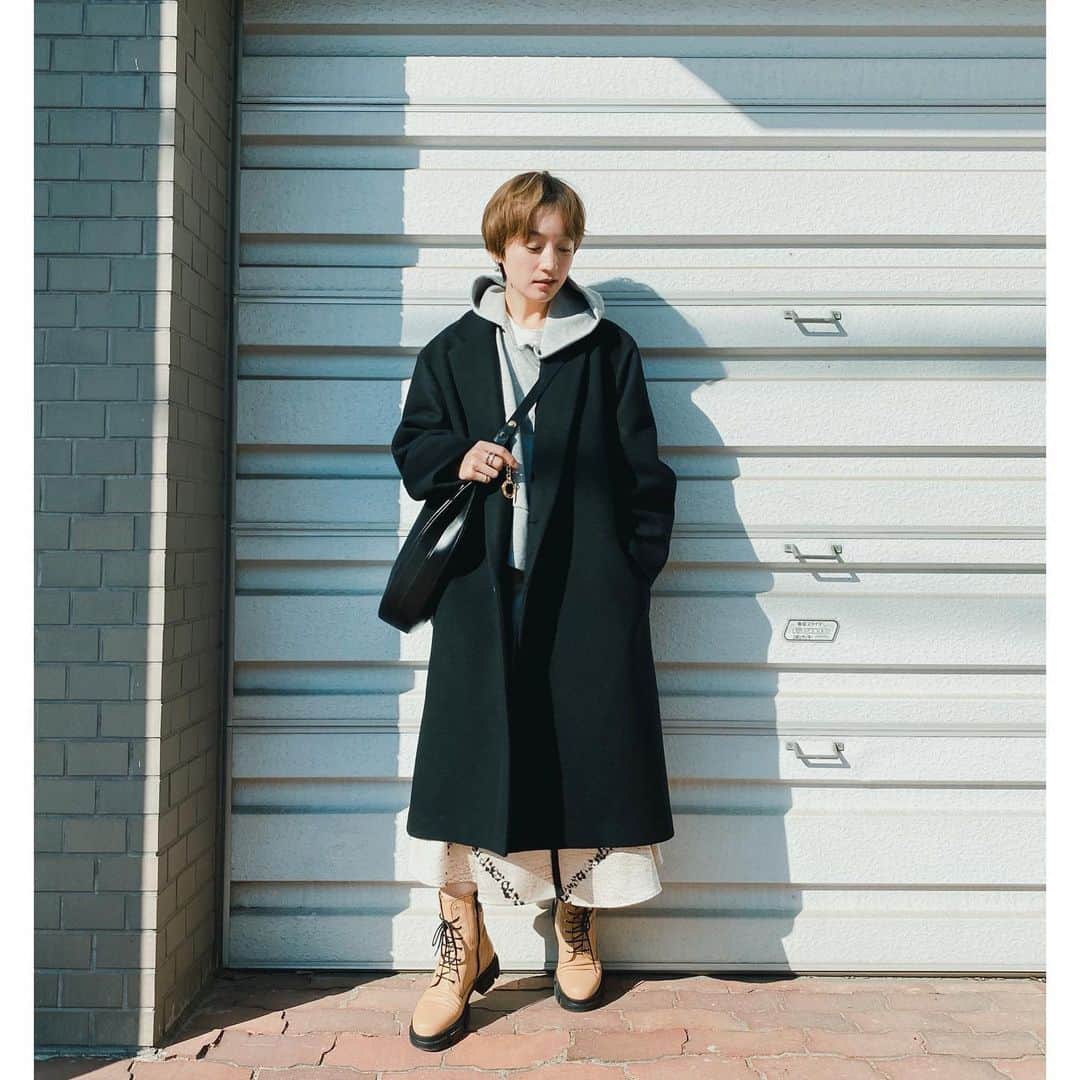 高山都さんのインスタグラム写真 - (高山都Instagram)「黒いウールのコートを着ると、そろそろ本格的に寒くなるなぁと毎年感じる。 服が持ってきてくれる季節の記憶ってあるよね。 今日は大好きなブランド @aton_tokyo のディレクター久崎さんが手がけたオーバーサイズのチェスター。 for @journalstandard.jp #standardjournal  ストレッチのメルトンだからオーバーサイズのユニセックスで女性が着ても肩の線が浮かない。 大きめのコートには柔らかい素材のスカートやごつめの靴とか、重軽の合わせをするのがポイント。 coat @journalstandard.jp  foodie @oblekt_jp  skirt @photocopieu  boots @pellico_sunny  bag @celine  このスカート、ひとめぼれして悩んで、やっぱり欲しいと買いに行った夏の終わりに出会った1枚。 シルクで、モロッコのベニワレンからインスパイアされた生地なのだそう。とにかく細部まで美しい服。」11月17日 15時43分 - miyare38
