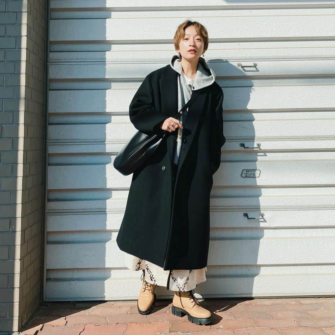 高山都さんのインスタグラム写真 - (高山都Instagram)「黒いウールのコートを着ると、そろそろ本格的に寒くなるなぁと毎年感じる。 服が持ってきてくれる季節の記憶ってあるよね。 今日は大好きなブランド @aton_tokyo のディレクター久崎さんが手がけたオーバーサイズのチェスター。 for @journalstandard.jp #standardjournal  ストレッチのメルトンだからオーバーサイズのユニセックスで女性が着ても肩の線が浮かない。 大きめのコートには柔らかい素材のスカートやごつめの靴とか、重軽の合わせをするのがポイント。 coat @journalstandard.jp  foodie @oblekt_jp  skirt @photocopieu  boots @pellico_sunny  bag @celine  このスカート、ひとめぼれして悩んで、やっぱり欲しいと買いに行った夏の終わりに出会った1枚。 シルクで、モロッコのベニワレンからインスパイアされた生地なのだそう。とにかく細部まで美しい服。」11月17日 15時43分 - miyare38
