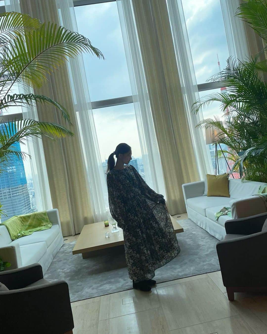 西川瑞希（みずきてぃ）さんのインスタグラム写真 - (西川瑞希（みずきてぃ）Instagram)「楽ちん。華やか。お気に入りのお花ワンピ！東京ホテルではオレンジカラー、大阪ホテルではレッドを持って行って着ていたよ🌼  @cheriemona_official ✴︎ボリュームスリーブフラワーワンピース  ふわり。ゆるり。なシルエットも◎  今夜はSALONでオンラインイベントの日✨ファンの子達とのお話しの時間たのしみ、たのしみ！チャットでたくさんメッセージお待ちしてます//  YouTubeも本日アップするので良かったら見に遊びにきてね🤍  #cheriemona #onepiece #fashion #花柄ワンピース #ロングワンピース #ワンピースコーデ #シェリーモナ」11月17日 16時01分 - mizuki_nishikawa_