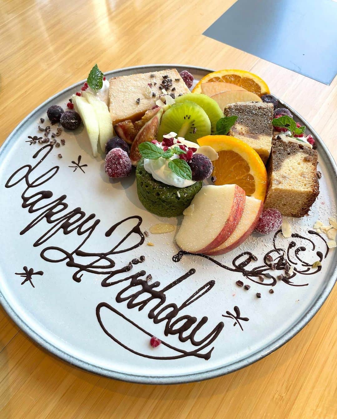 麻亜里さんのインスタグラム写真 - (麻亜里Instagram)「デザートプレートの抹茶ケーキが私好みでした💚  お友達のお誕生日お祝いができてよかった🥂 私は1月で30歳です🍀 は、はやい…」11月17日 16時18分 - maari.0108