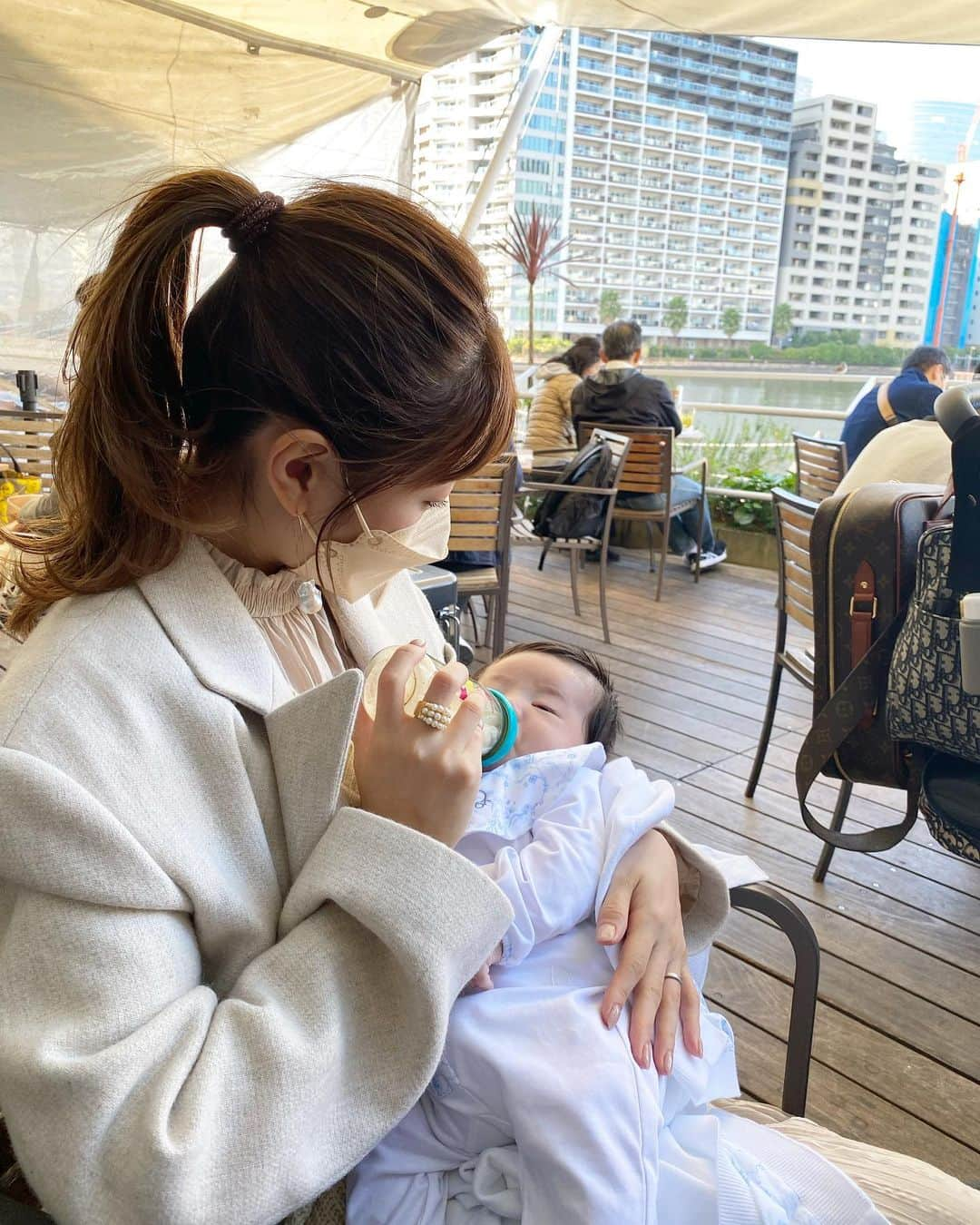 舟山久美子（くみっきー）さんのインスタグラム写真 - (舟山久美子（くみっきー）Instagram)「Cafe code☕️♡  子連れでもペット連れでもいける T .Y.HARBORへ行ってきました✨  目の前に水辺が広がるカフェで天井が高く日本ではないみたい。 とても開放的で気持ち良いカフェでした。 家族で行きましたが、おむつ変えスペースもあるしバギーのまま入れるので助かります✨  写真撮り忘れたのだけど、ラムチョップが美味しすぎて…感動でした🥺👍  お洋服は最近発売したMICOAMERIのワンピース。 この日は首のリボンを外して、ニットベスト着てサラッとカジュアルモードで。 ベストを外すと、少し華やかさが増します。リボンは首元でも、ウエストに巻いても良いのでその日の気分で色々とアレンジしてきてみてね♡ @micoameriofficial   あ。ちょっとマスクの色をお洋服と合わせてみたりしたよ♡w  #子連れご飯  #ママコーデ  #ママファッション  #カフェ #子連れカフェ  #cafe」11月17日 16時45分 - kumikofunayama