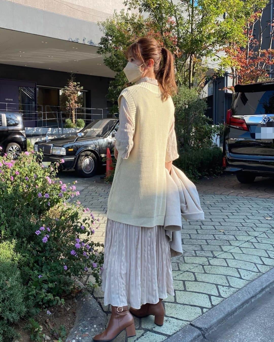 舟山久美子（くみっきー）さんのインスタグラム写真 - (舟山久美子（くみっきー）Instagram)「Cafe code☕️♡  子連れでもペット連れでもいける T .Y.HARBORへ行ってきました✨  目の前に水辺が広がるカフェで天井が高く日本ではないみたい。 とても開放的で気持ち良いカフェでした。 家族で行きましたが、おむつ変えスペースもあるしバギーのまま入れるので助かります✨  写真撮り忘れたのだけど、ラムチョップが美味しすぎて…感動でした🥺👍  お洋服は最近発売したMICOAMERIのワンピース。 この日は首のリボンを外して、ニットベスト着てサラッとカジュアルモードで。 ベストを外すと、少し華やかさが増します。リボンは首元でも、ウエストに巻いても良いのでその日の気分で色々とアレンジしてきてみてね♡ @micoameriofficial   あ。ちょっとマスクの色をお洋服と合わせてみたりしたよ♡w  #子連れご飯  #ママコーデ  #ママファッション  #カフェ #子連れカフェ  #cafe」11月17日 16時45分 - kumikofunayama