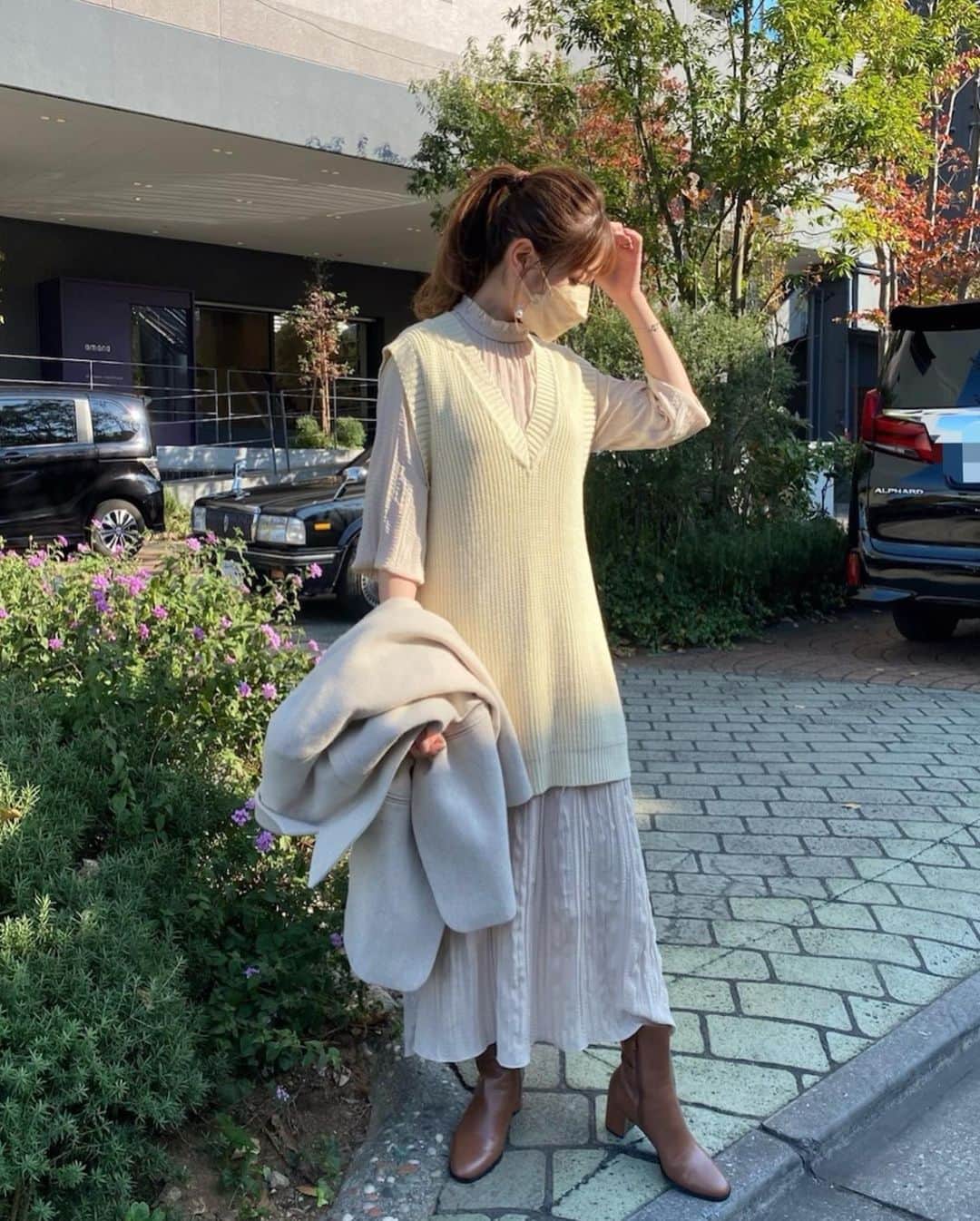 舟山久美子（くみっきー）さんのインスタグラム写真 - (舟山久美子（くみっきー）Instagram)「Cafe code☕️♡  子連れでもペット連れでもいける T .Y.HARBORへ行ってきました✨  目の前に水辺が広がるカフェで天井が高く日本ではないみたい。 とても開放的で気持ち良いカフェでした。 家族で行きましたが、おむつ変えスペースもあるしバギーのまま入れるので助かります✨  写真撮り忘れたのだけど、ラムチョップが美味しすぎて…感動でした🥺👍  お洋服は最近発売したMICOAMERIのワンピース。 この日は首のリボンを外して、ニットベスト着てサラッとカジュアルモードで。 ベストを外すと、少し華やかさが増します。リボンは首元でも、ウエストに巻いても良いのでその日の気分で色々とアレンジしてきてみてね♡ @micoameriofficial   あ。ちょっとマスクの色をお洋服と合わせてみたりしたよ♡w  #子連れご飯  #ママコーデ  #ママファッション  #カフェ #子連れカフェ  #cafe」11月17日 16時45分 - kumikofunayama