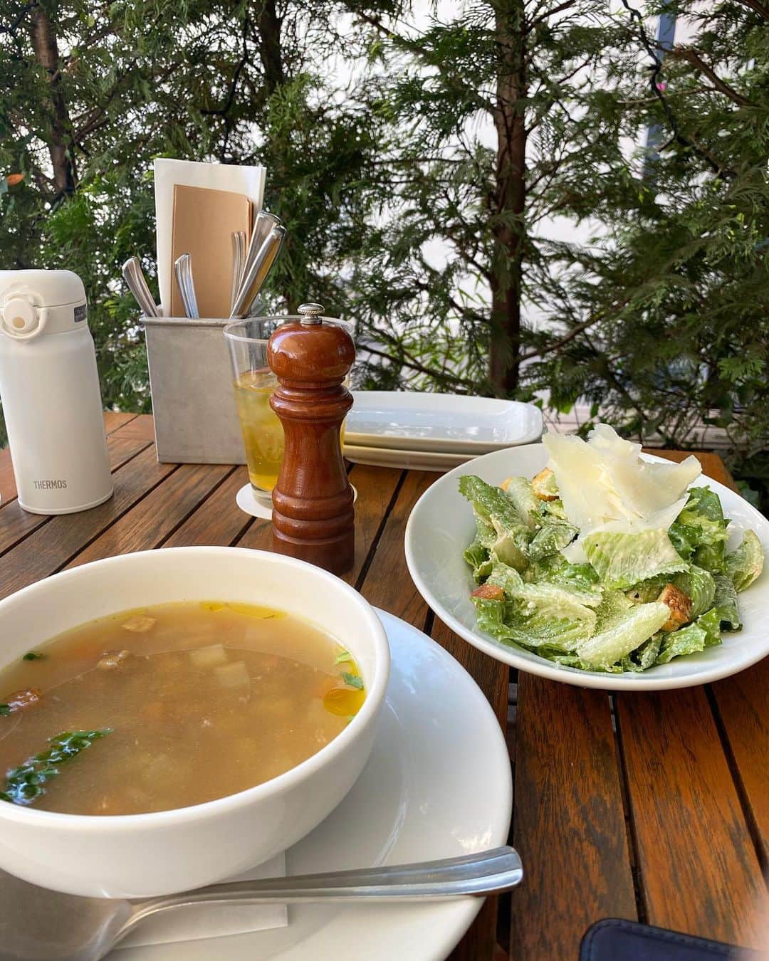 舟山久美子（くみっきー）さんのインスタグラム写真 - (舟山久美子（くみっきー）Instagram)「Cafe code☕️♡  子連れでもペット連れでもいける T .Y.HARBORへ行ってきました✨  目の前に水辺が広がるカフェで天井が高く日本ではないみたい。 とても開放的で気持ち良いカフェでした。 家族で行きましたが、おむつ変えスペースもあるしバギーのまま入れるので助かります✨  写真撮り忘れたのだけど、ラムチョップが美味しすぎて…感動でした🥺👍  お洋服は最近発売したMICOAMERIのワンピース。 この日は首のリボンを外して、ニットベスト着てサラッとカジュアルモードで。 ベストを外すと、少し華やかさが増します。リボンは首元でも、ウエストに巻いても良いのでその日の気分で色々とアレンジしてきてみてね♡ @micoameriofficial   あ。ちょっとマスクの色をお洋服と合わせてみたりしたよ♡w  #子連れご飯  #ママコーデ  #ママファッション  #カフェ #子連れカフェ  #cafe」11月17日 16時45分 - kumikofunayama