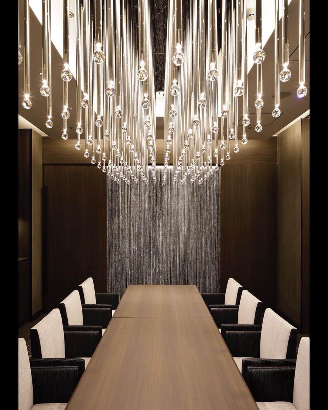 Wajueのインスタグラム：「Hilton Osaka interior design hashimoto yukio design studio photo : Nacasa & Partners Inc.  #hashimotoyukiodesignstudio #hilton #hiltonosaka #hiltonhotel #wajue #和紙  #hoteldesign #abstractart #washi #japanesewallpaper #textures #luxuryhomes #surfacedesign #ecomaterials #interiordesign #interior #design #interiordesigner #interior_design #interiorart #interiorstyle #lighting #ecopaper #materials #handmade #luxurylifestyle #luxurydesign #designideas #deco」