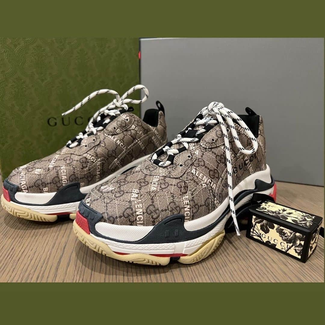 石田拳智のインスタグラム：「GUCCI ✖️ Balenciaga コラボ　限定スニーカー  奇跡的にゲットできた😜  #GUCCI  #グッチ #バレンシアガ #balenciaga #限定スニーカー #スニーカー #guccibalenciaga #スニーカー男子 #スニーカー好きな人と繋がりたい #guccishoes  #balenciagashoes」