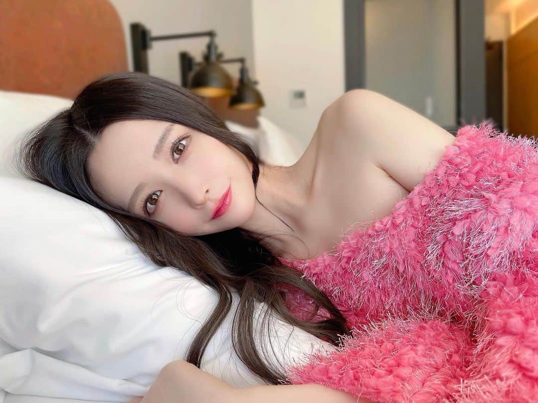 吉見衣世のインスタグラム：「ごろごろごろごろ  一緒に寝るー？？🐈  #撮影#ピンク#自然光」
